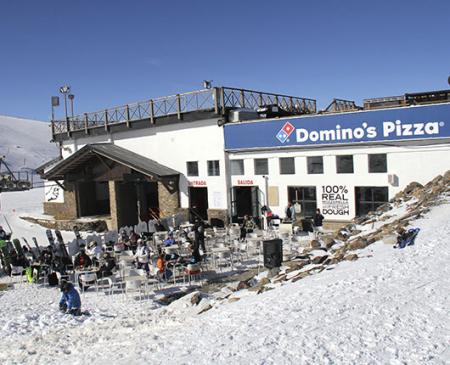 Abre en Sierra Nevada el primer Domino's Pizza de España en una estación de esquí