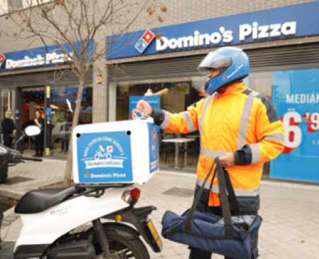 Domino's Pizza abre su primera tienda en Alhaurín de la Torre y donará 1.000 euros a la Escuela de Alhaurín del Club de futbol femenino Atlético Torcal