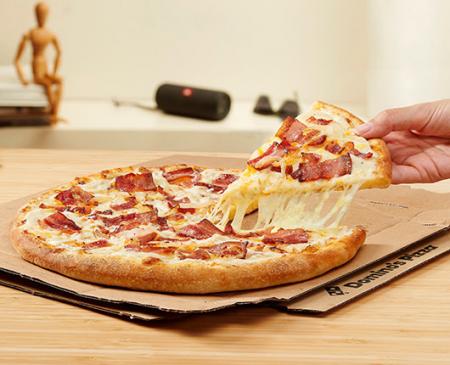 Domino’s Pizza presenta su nueva “Parmesana Carbonara”