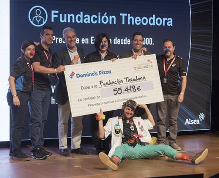 Domino's Pizza vuelve a ayudar a la Fundación Theodora a llevar sonrisas a los niños hospitalizados