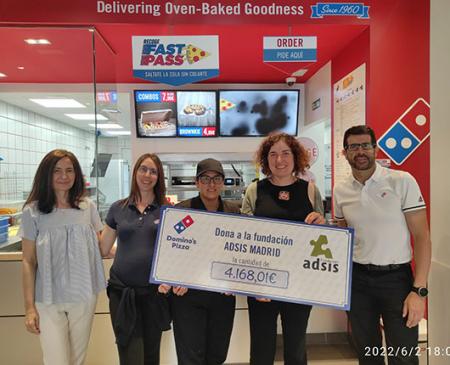 El Domino's Pizza de Puente Alcocer dona 4.168 € a la Fundación Adsis para ayudar a personas que se encuentran en situaciones vulnerables