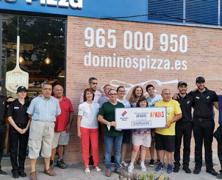 El Domino's Pizza de Villena entrega un cheque de 6699 € a la asociación APADIS, la mayor donación que realiza la marca en lo que va de año