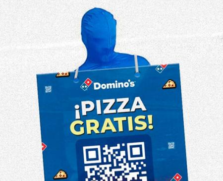 El man in blue de Domino’s regalará pizzitas gratis en Madrid por el Día Mundial de la Pizza