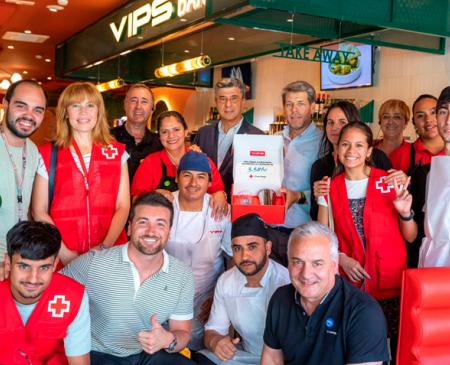 El nuevo local de VIPS en Alcorcón entrega un cheque de más de 3.500 euros a Cruz Roja