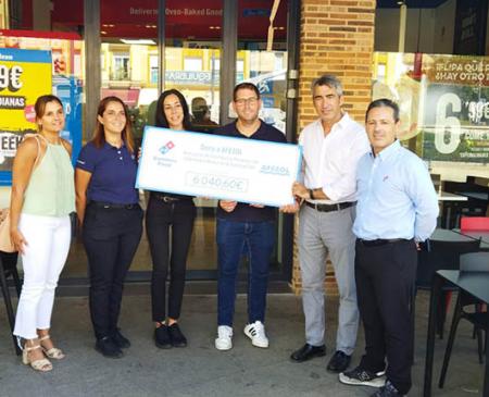 El primer Domino's Pizza de Benalmádena entrega un cheque de más de 6040 € a la asociación AFESOL