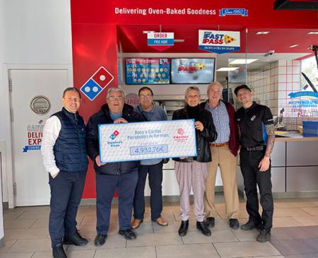 El primer Domino's Pizza de Bormujos entrega un cheque por valor de más de 4900 € a Cáritas