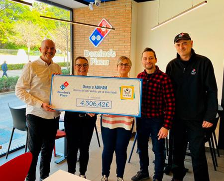 El primer Domino's Pizza de Cieza hace una donación de más de 4300 € a la asociación ADIFAM