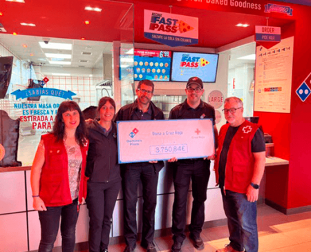 El primer Domino's Pizza de Mislata entrega un cheque de más de 3700 € a la Cruz Roja