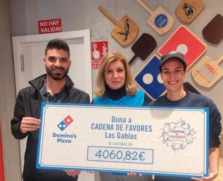 El primer Domino's Pizza en abrir en Churriana entrega un cheque por valor de más de 4.000€ a la asociación Cadena de Favores Las Gabias