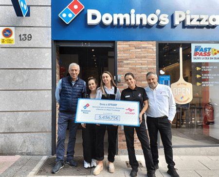 El segundo Domino's Pizza en abrir en Avilés hace entrega de un cheque de más de 5400 € a la asociación APRAMP