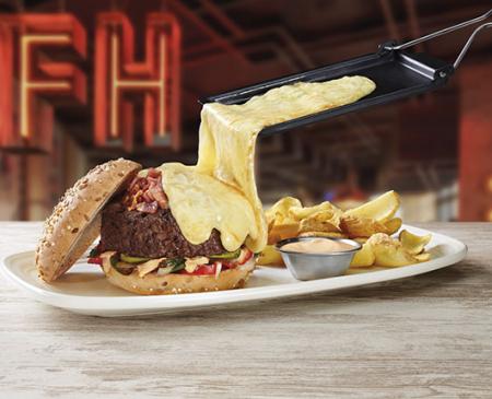 Foster’s Hollywood trae el espectáculo del queso a la mesa con sus nuevas Raclette y Orleans Burgers