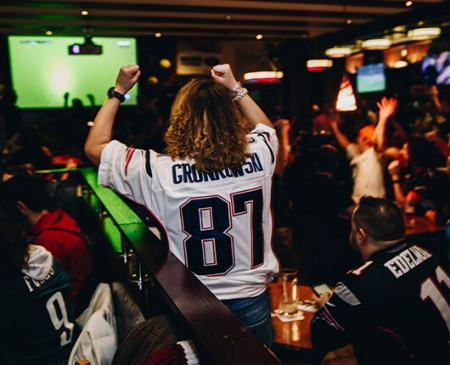 ¡La fiesta legendaria de la Super Bowl de FRIDAYS está de regreso y será mejor que nunca!