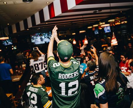 Los fans del fútbol americano se reúnen en FRIDAYS Gran Vía para vivir en directo la gran final de Miami