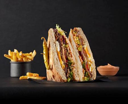 VIPS elogia al Cachopo y registra su sándwich más famoso, el CachoPower®